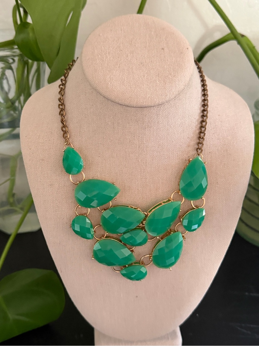 Vintage Gold-Tone Emerald Green Lucite Faceted Bib Necklace